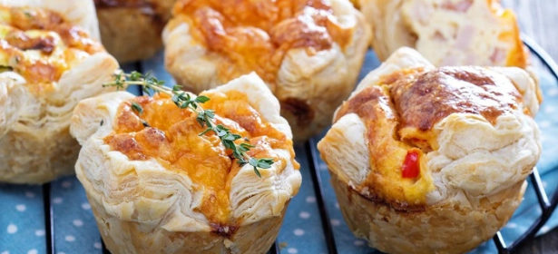 Mini quiches com massa folhada: Receita prática e saborosa!