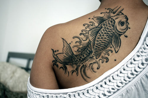 Tatuagem de Carpa Feminina – Fotos